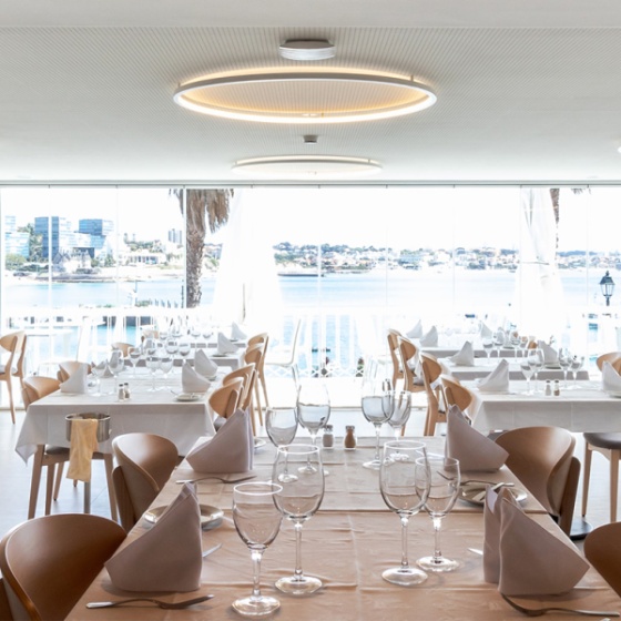 Sala de restaurante com iluminação Tromilux